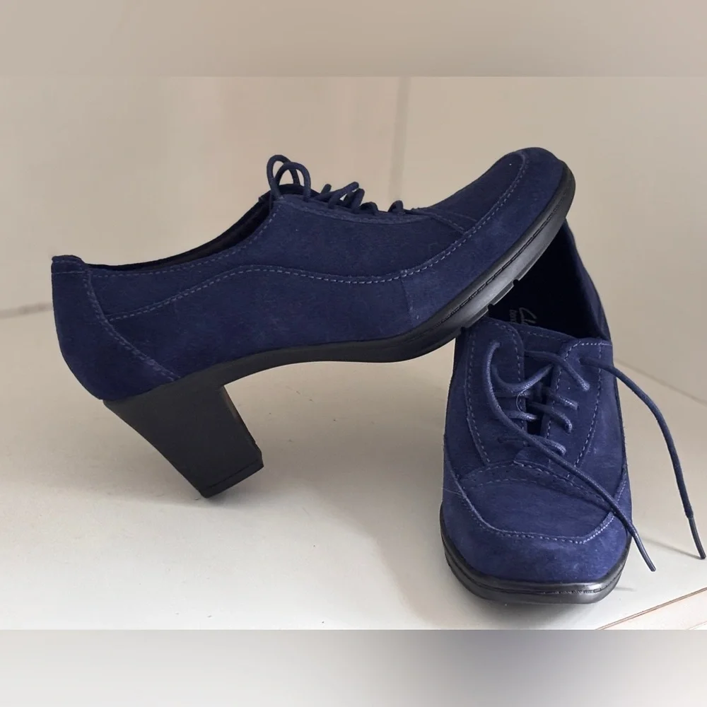 Clark’s Bendable’s Navy Blue faux suede heeled oxfords 8 - Picture 5 of 11